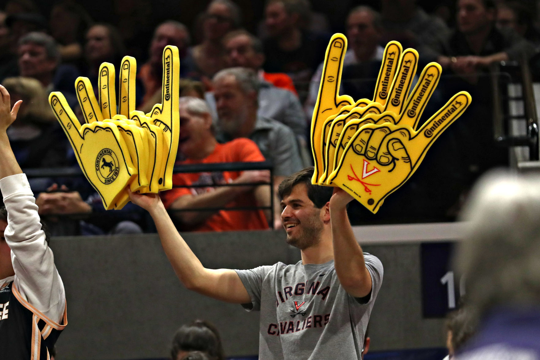 20200211_cdp_sports_uvahoops048.JPG